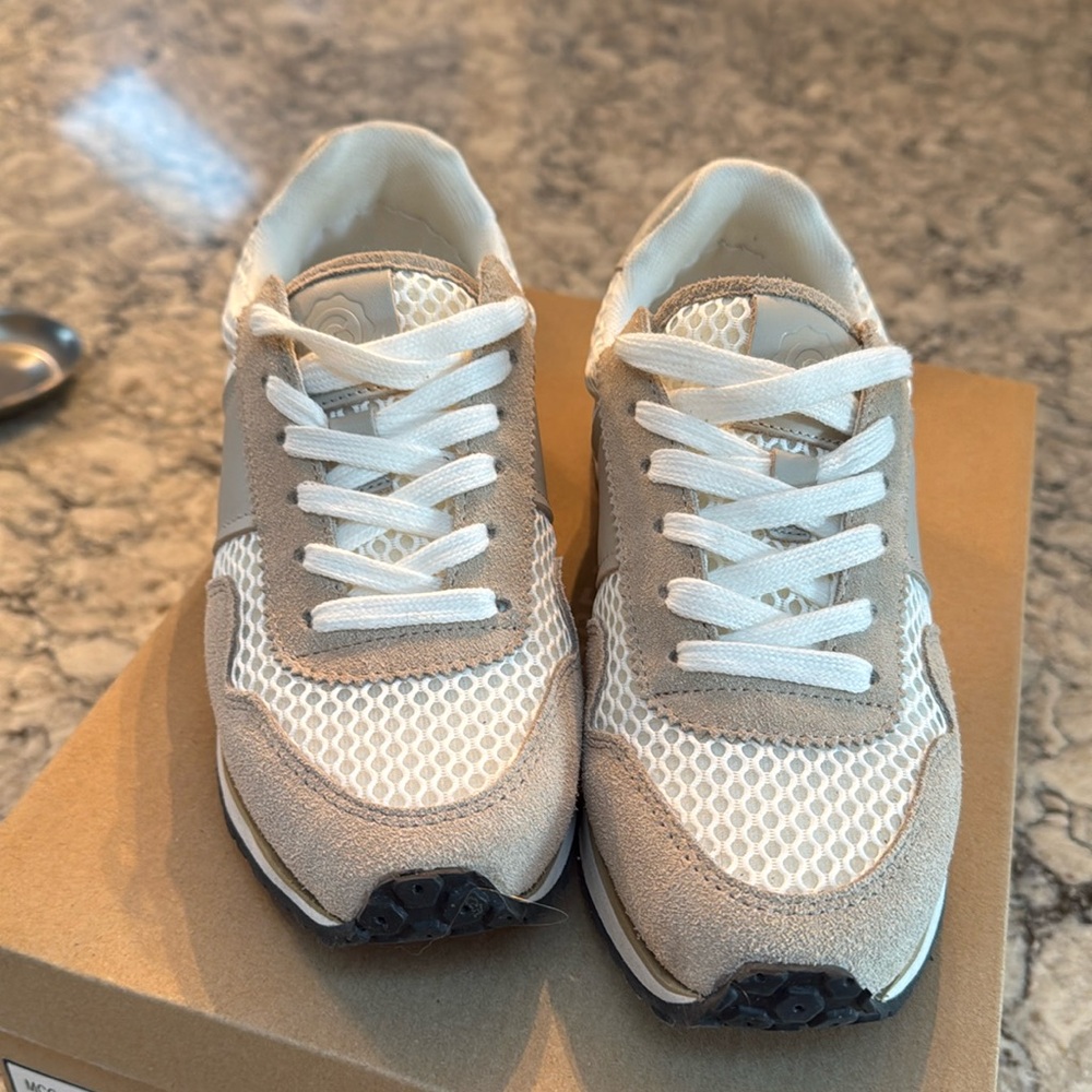 Woman’s size 6 casual gym shoe look brand new